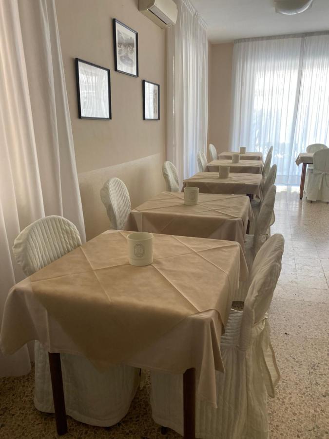 Hotel Lucciola Cattolica Esterno foto