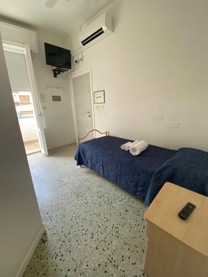 Hotel Lucciola Cattolica Esterno foto